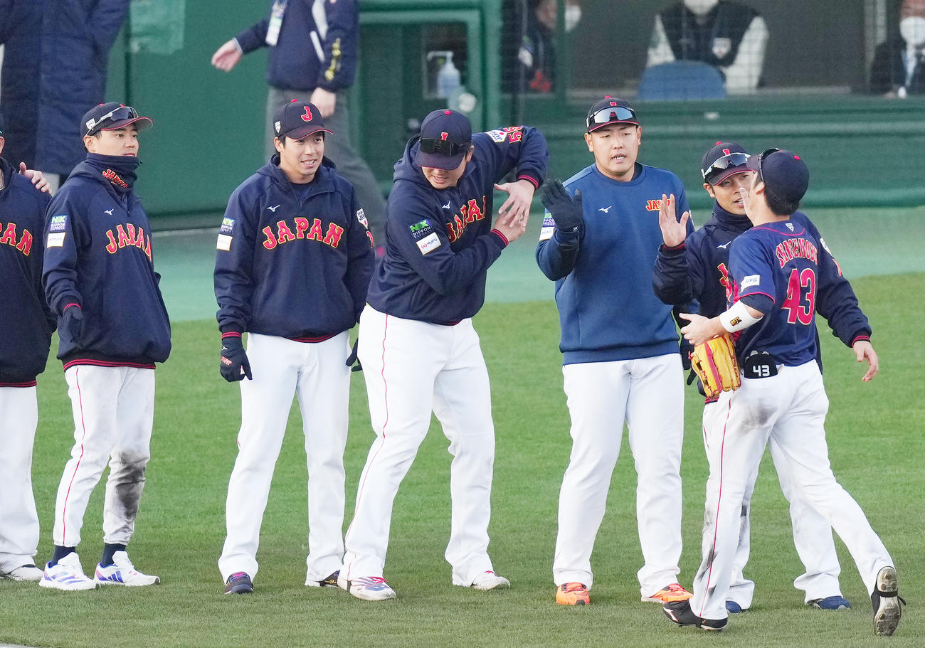 侍ジャパン対ソフトバンク　ソフトバンクに勝利し、ナインを出迎える村上（中央）は、念入りにフォームを確認する（撮影・菅敏）