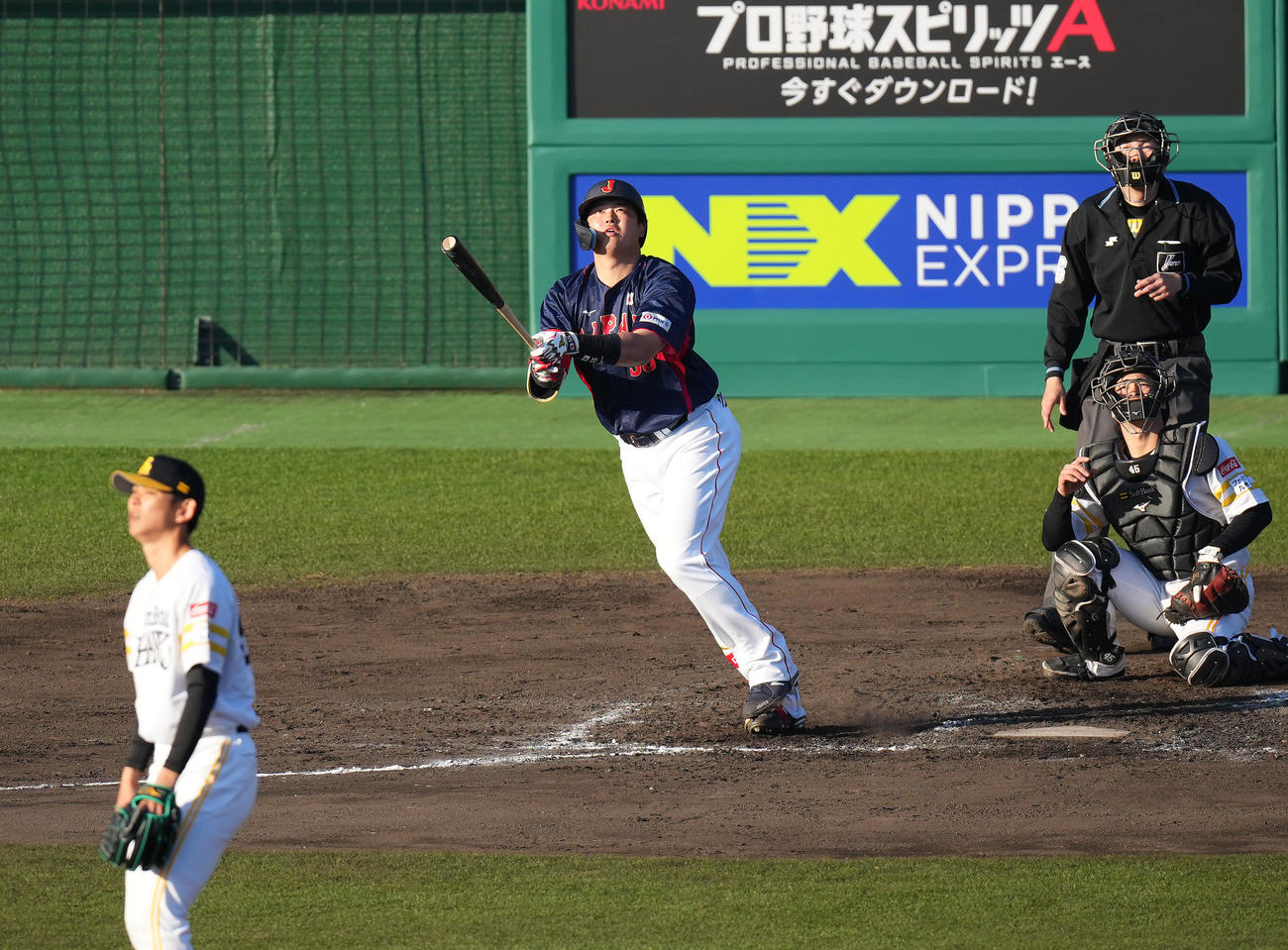 侍ジャパン対ソフトバンク　7回表侍ジャパン2死、中飛に倒れる村上（撮影・菅敏）