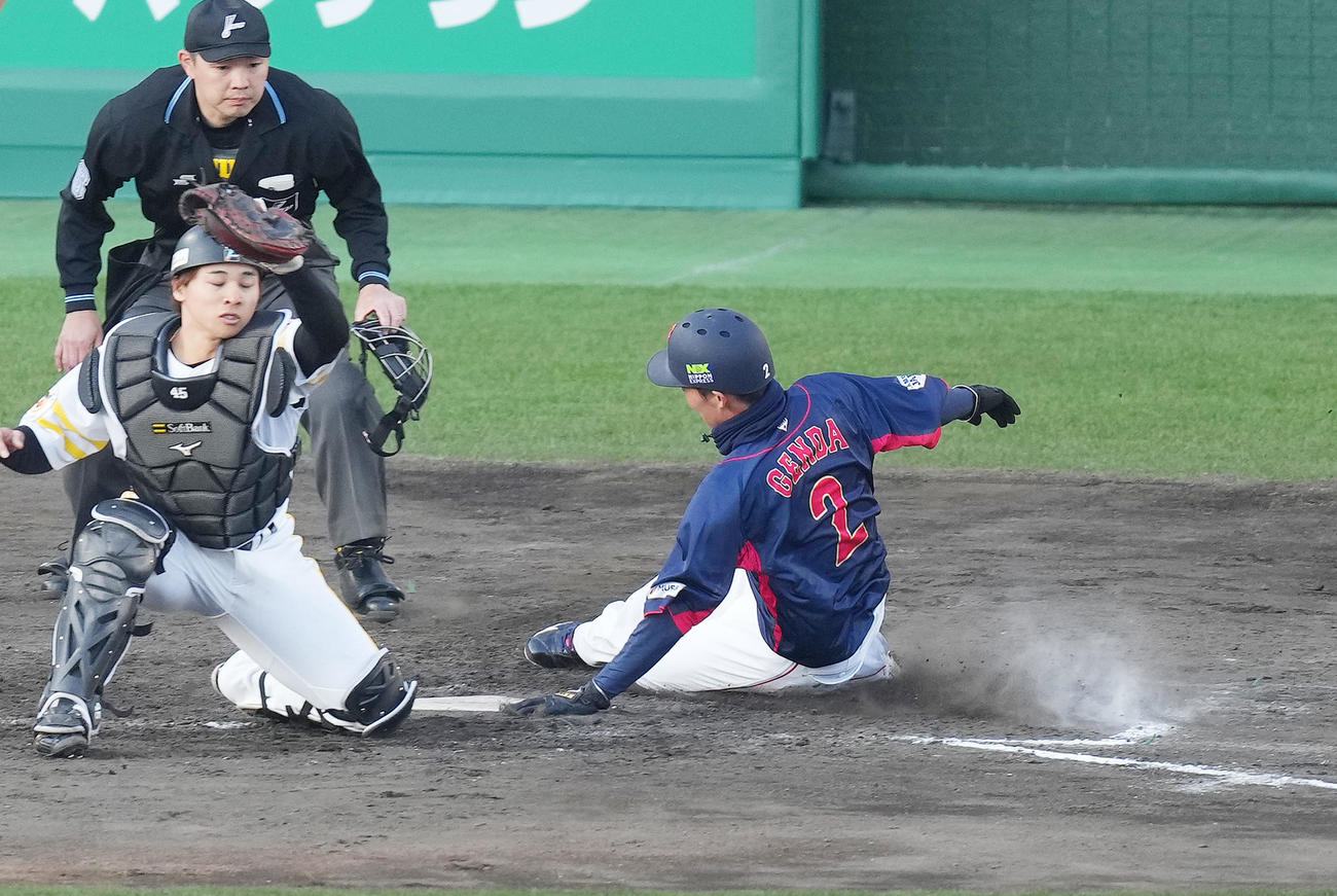 侍ジャパン対ソフトバンク　9回表侍ジャパン1死三塁、松原の犠飛で生還する三塁走者源田（右）（撮影・菅敏）