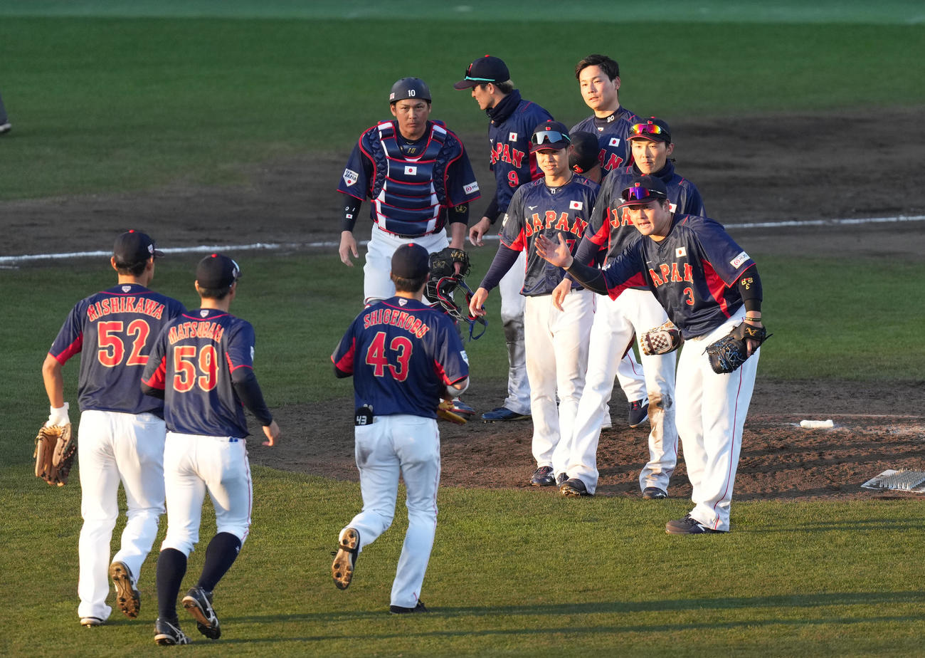 侍ジャパン対ソフトバンク　ソフトバンクに勝利し、タッチする侍ジャパンの選手たち（撮影・菅敏）