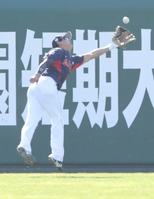 ソフトバンク対侍ジャパン 4回裏ソフトバンク2死二塁、嶺井の打球を好捕する右翼手の西川愛也(撮影・梅根麻紀)