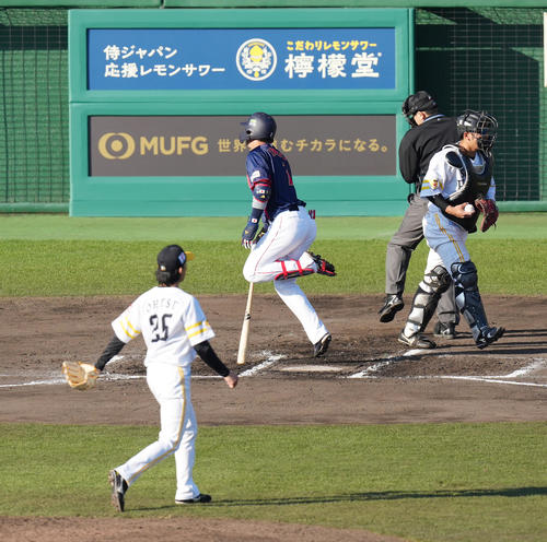 侍ジャパン対ソフトバンク 6回表侍ジャパン2死一、三塁、見逃しの三振に倒れる山田(後方左)。投手大津(撮影・菅敏)