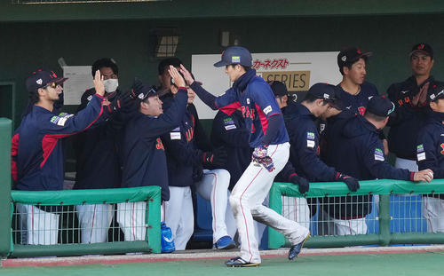 侍ジャパン対ソフトバンク 9回表侍ジャパン1死三塁、源田の勝ち越しの適時打で生還し、ナインにタッチで迎えられる周東(中央)(撮影・菅敏)
