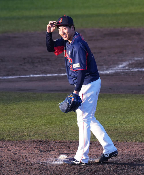 侍ジャパン対ソフトバンク 8回裏ソフトバンク1死、アストゥディーヨを左飛に打ち取り、笑顔を見せる大勢(撮影・菅敏)