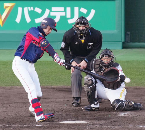 侍ジャパン対ソフトバンク 9回表侍ジャパン1死、左前打を放つ周東(撮影・菅敏)