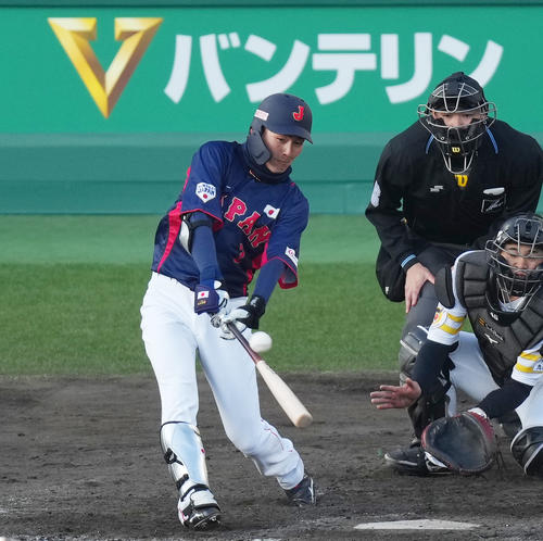侍ジャパン対ソフトバンク 9回表侍ジャパン1死三塁、勝ち越しの右適時打を放つ源田(撮影・菅敏)