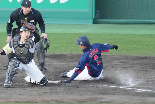 侍ジャパン対ソフトバンク 9回表侍ジャパン1死三塁、松原の犠飛で生還する三塁走者源田(右)(撮影・菅敏)