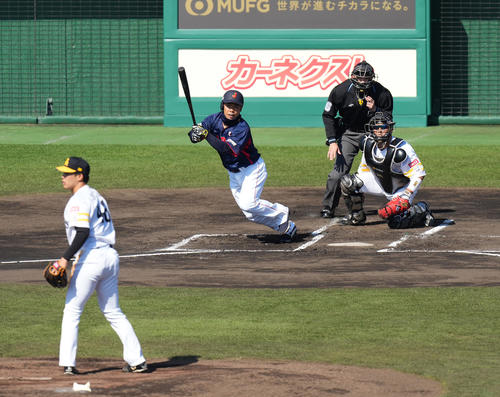 侍ジャパン対ソフトバンク 1回表侍ジャパン1死、中前打を放つ近藤健介。投手藤井(撮影・菅敏)