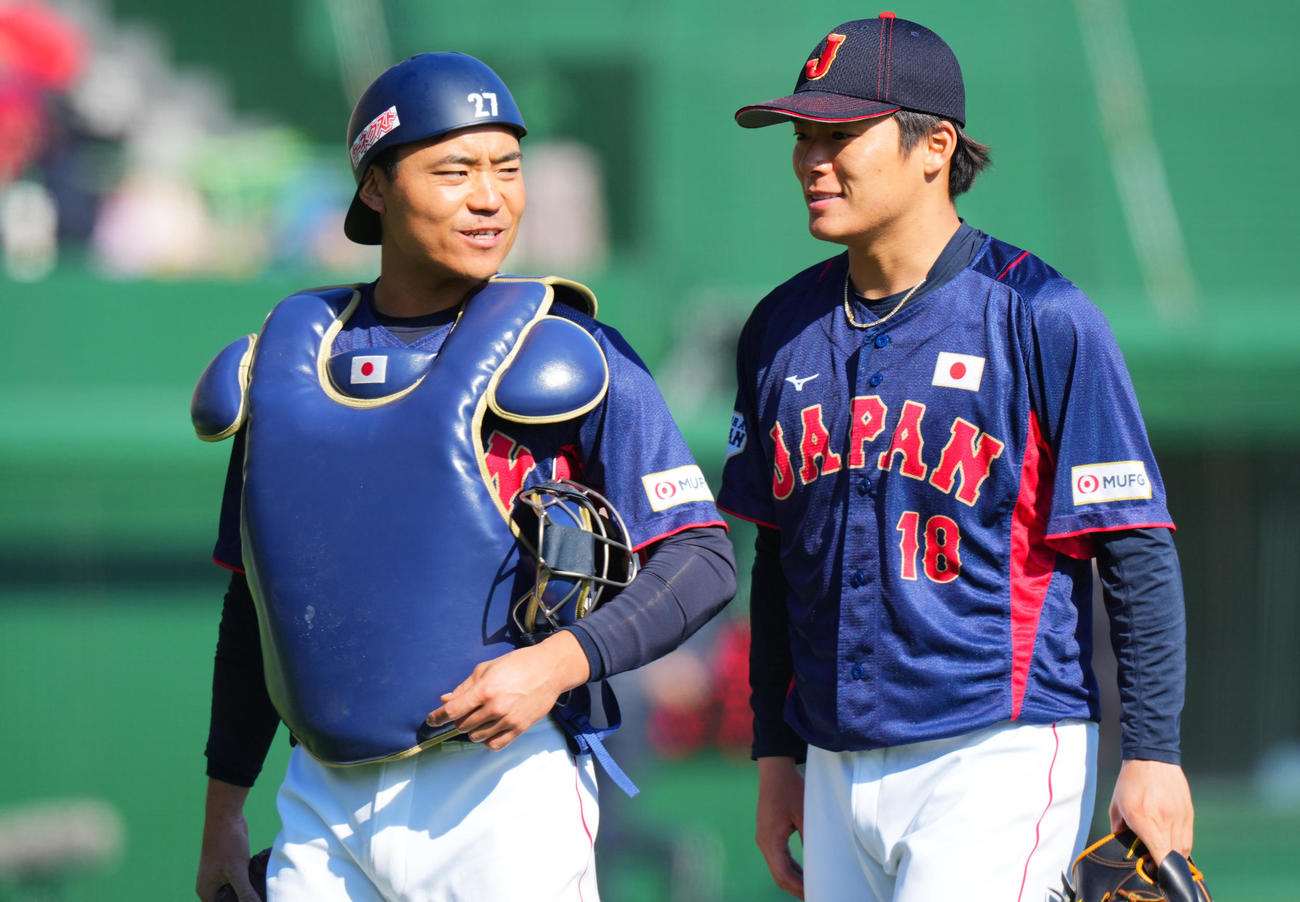 ソフトバンク対侍ジャパン　2回裏の登板を終え言葉を交わす侍ジャパン山本（右）と中村（撮影・垰建太）