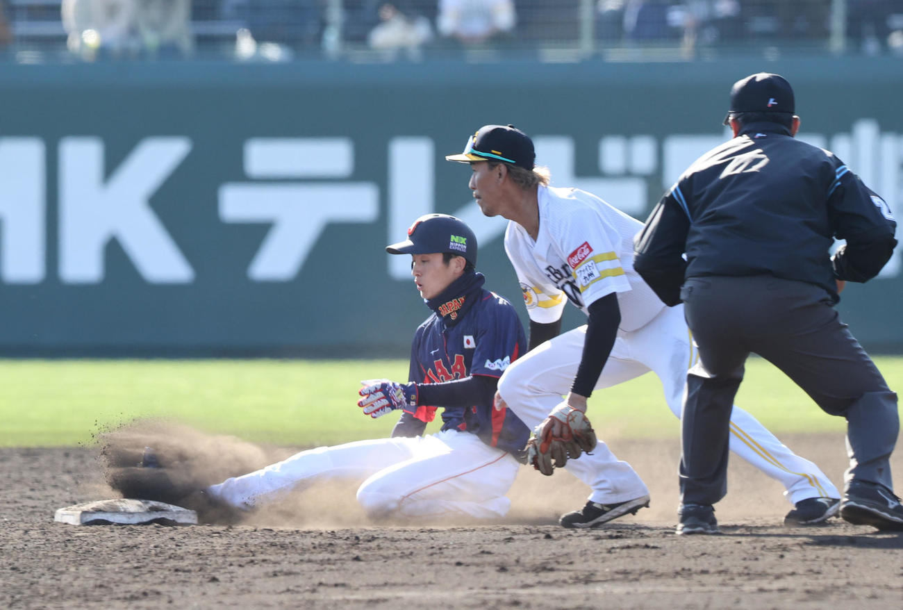 ソフトバンク対侍ジャパン　5回表侍ジャパン無死一、三塁、打者・岡本和真のとき二盗を試みる周東佑京（撮影・梅根麻紀）