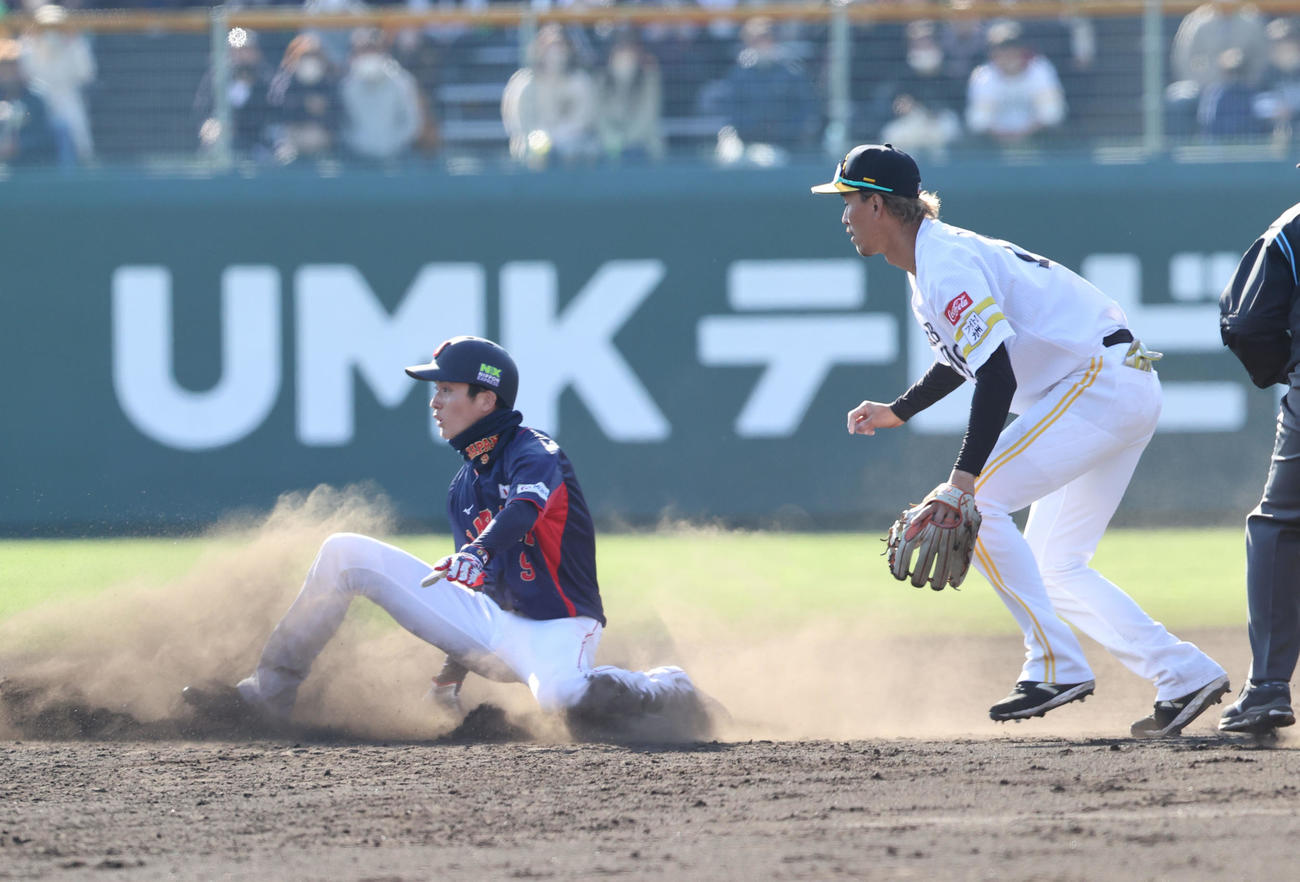 ソフトバンク対侍ジャパン　5回表侍ジャパン無死一、三塁、打者・岡本和真のとき二盗を試みる周東佑京（撮影・梅根麻紀）
