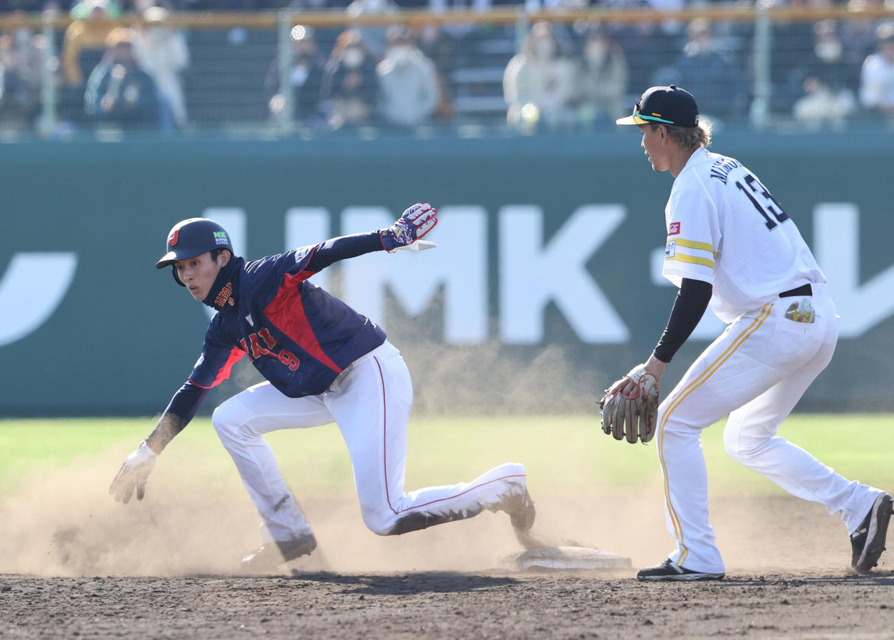 ソフトバンク対侍ジャパン　5回表侍ジャパン無死一、三塁、打者・岡本和真のとき二盗を試みる周東佑京（撮影・梅根麻紀）
