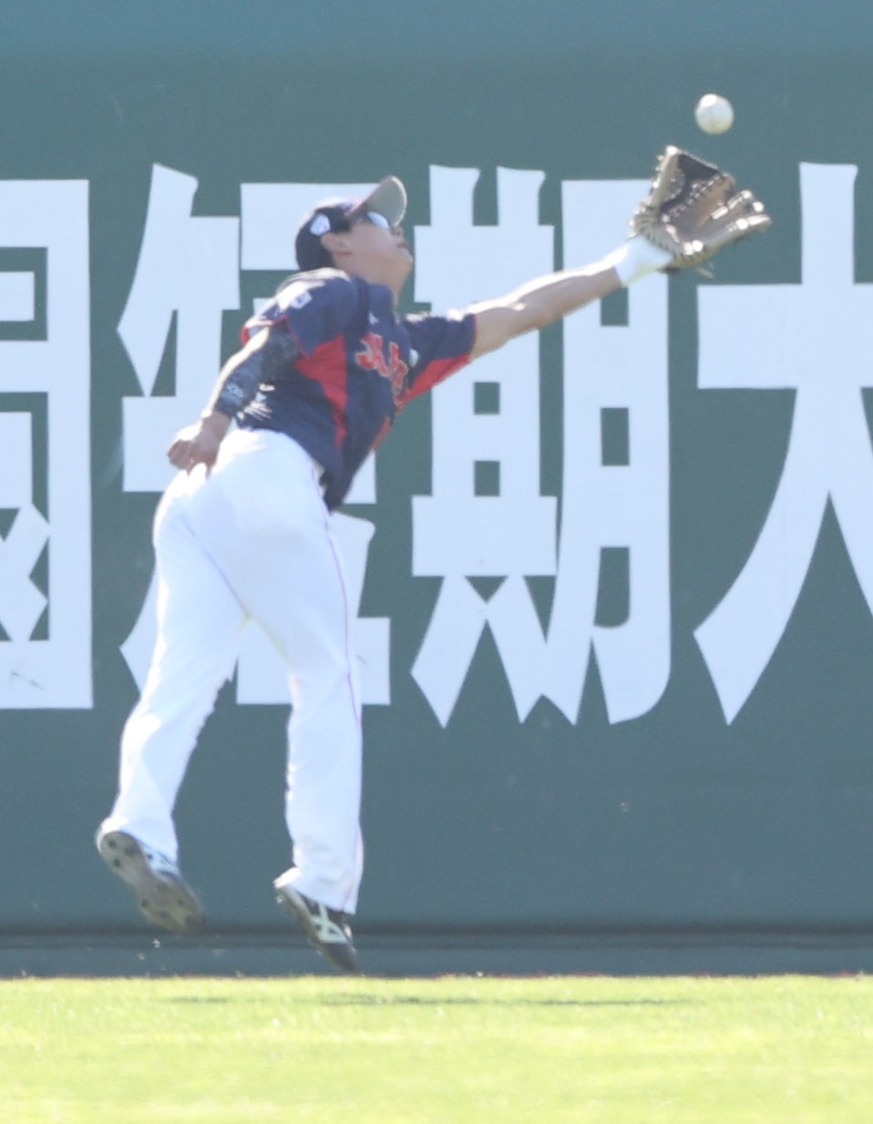 ソフトバンク対侍ジャパン　4回裏ソフトバンク2死二塁、嶺井の打球を好捕する右翼手の西川愛也（撮影・梅根麻紀）