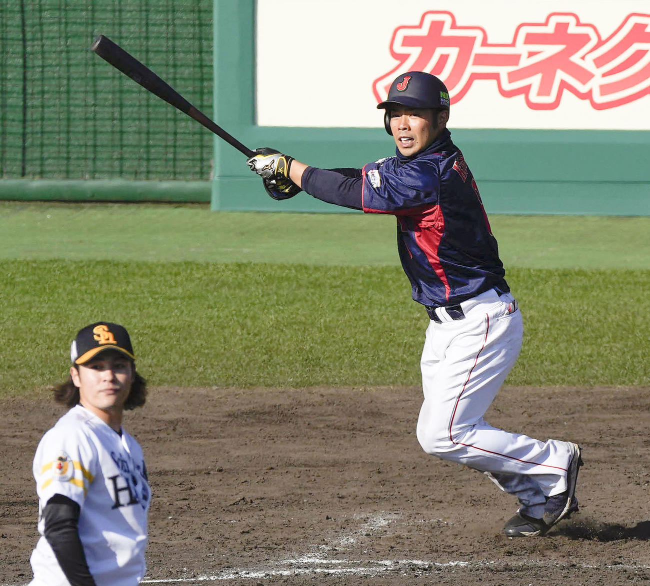 5回日本代表無死一塁、近藤が2本目の中前打を放つ。投手笠谷（共同）
