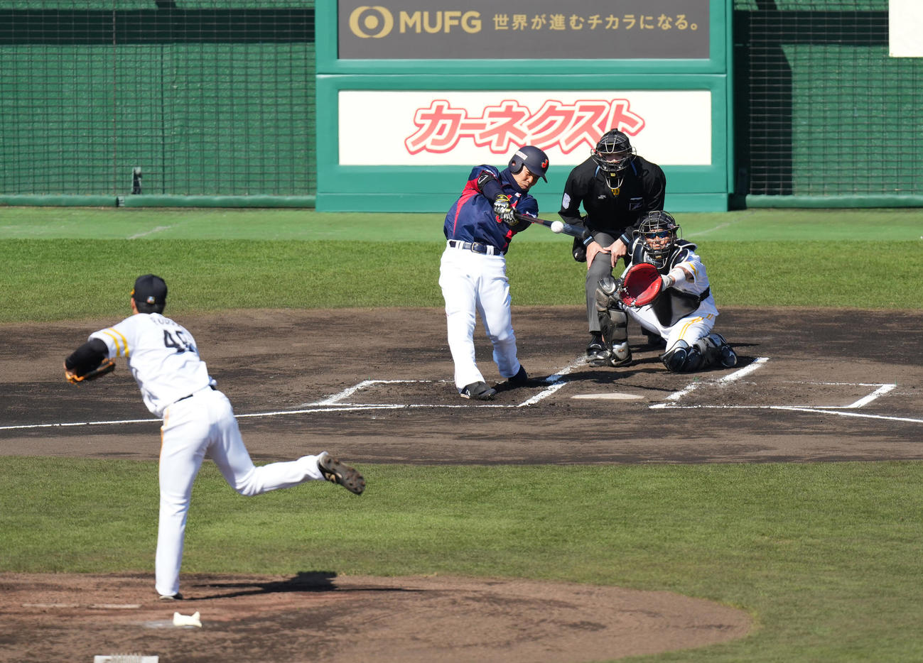 侍ジャパン対ソフトバンク　1回表侍ジャパン1死、中前打を放つ近藤。投手藤井（撮影・菅敏）