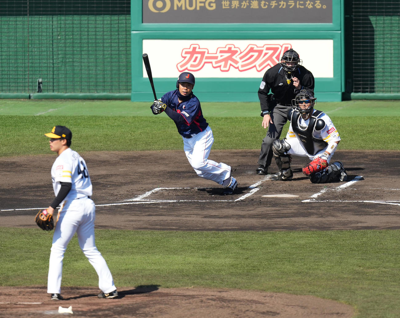 侍ジャパン対ソフトバンク　1回表侍ジャパン1死、中前打を放つ近藤健介。投手藤井（撮影・菅敏）