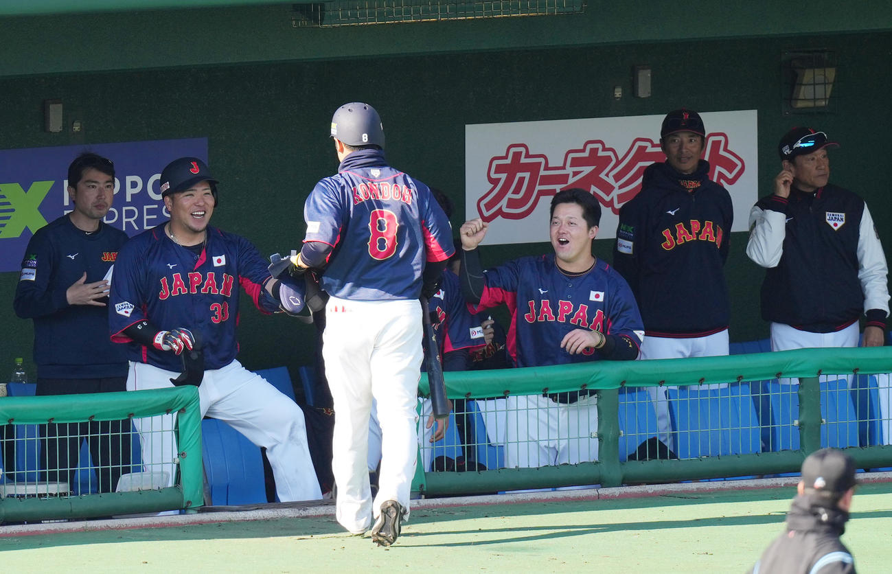 侍ジャパン対ソフトバンク　5回表侍ジャパン無死一塁、中安打を放った近藤（手前）は、山川（左から2人目）、牧（右から3人目）らに迎えられる（撮影・菅敏）