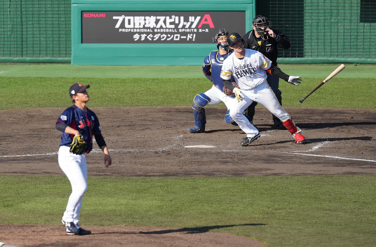 侍ジャパン対ソフトバンク　4回裏ソフトバンク1死、左二塁打を放つ正木。投手高橋奎（撮影・菅敏）