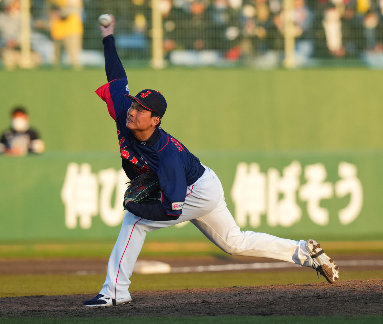 ソフトバンク対侍ジャパン　9回裏、侍ジャパン6番手で登板し力投する栗林（撮影・垰建