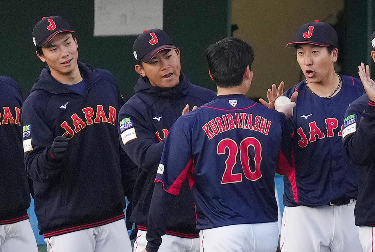 侍ジャパン対ソフトバンク　ソフトバンクに勝利し、栗林（右から2人目）をタッチで迎える湯浅（左端）と大勢（右端）。左から2人目は今永（撮影・菅敏）