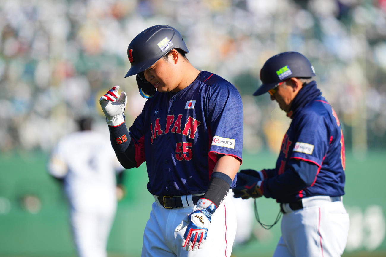 ソフトバンク対侍ジャパン　5回表侍ジャパン1死一塁、山川の二直で一塁を飛び出した村上は併殺となり肩を落とす（撮影・垰建太）