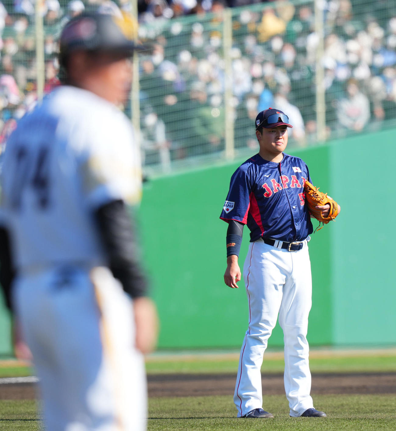 ソフトバンク対侍ジャパン　2回裏ソフトバンク2死三塁、三森の三ゴロを悪送球し失点を許し渋い表情の村上（撮影・垰建太）