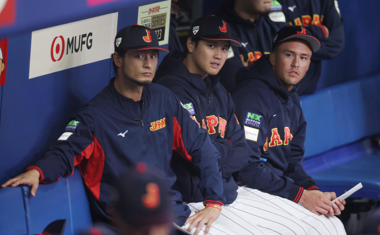 侍ジャパン対中日　ベンチで言葉を交わしながら試合を見守る、左からダルビッシュ、大谷、ヌートバー（撮影・前田充）
