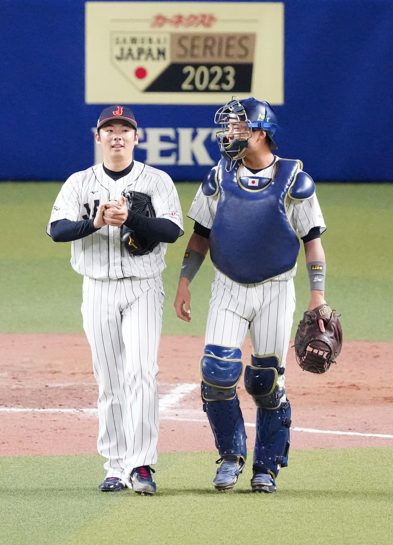 侍ジャパン対中日　7回表、言葉を交わす侍ジャパン3番手の松井（左）と捕手中村（撮影・江口和貴）
