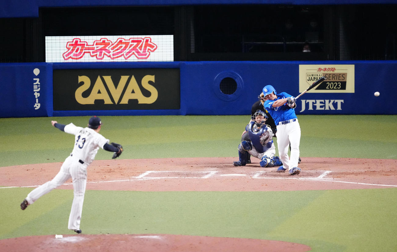 侍ジャパン対中日　7回表中日2死二塁、適時二塁打を放つ細川。投手松井（撮影・江口和貴）