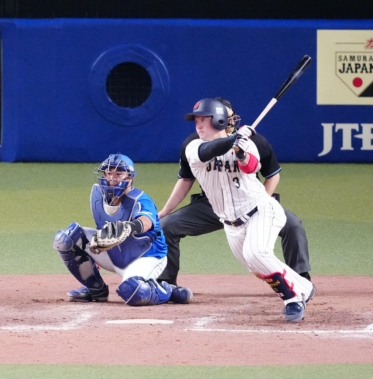 侍ジャパン対中日　8回裏侍ジャパン2死二塁、右前適時打を放つ牧（撮影・江口和貴）