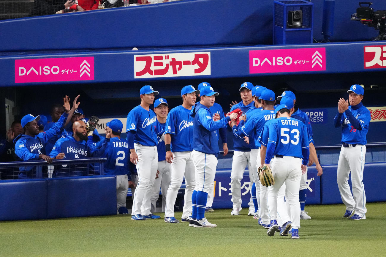 侍ジャパン対中日　侍ジャパンに勝利し、試合後にタッチを交わす中日の選手たち（撮影・江口和貴）