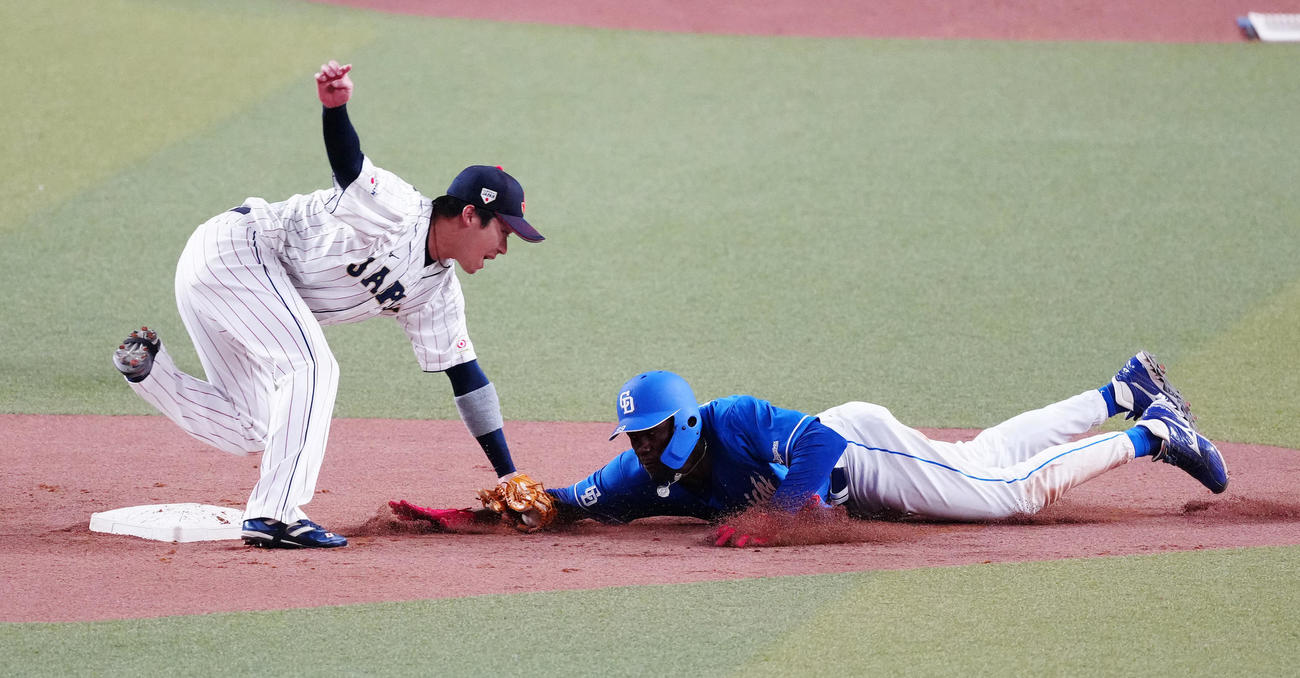侍ジャパン対中日　1回表中日2死一、二塁、けん制死するカリステ（右）。二塁手山田（撮影・江口和貴）