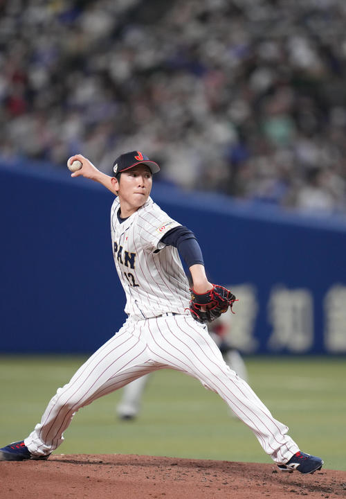 侍ジャパン対中日 4回表から登板する侍ジャパン2番手の戸郷(撮影・狩俣裕三)