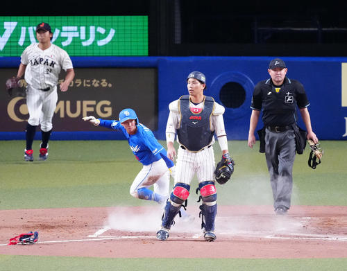 侍ジャパン対中日 3回表中日2死二塁、カリステの先制適時打で生還した田中(中央左)(撮影・江口和貴)