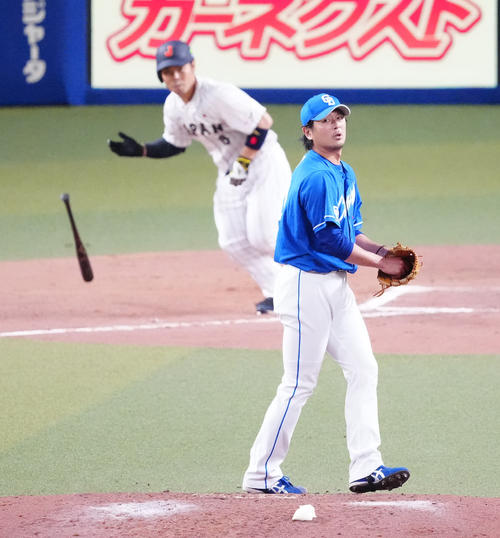 侍ジャパン対中日 6回裏侍ジャパン無死、近藤(後方)に中前打を浴びる涌井(撮影・江口和貴)