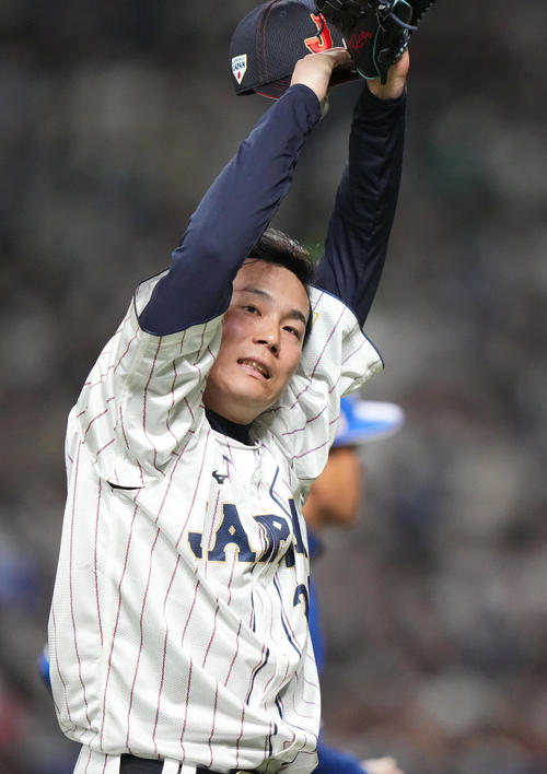 侍ジャパン対中日 7回表を終え、悔しそうな表情でベンチに戻る栗林(撮影・狩俣裕三)