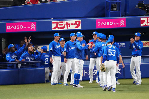 侍ジャパン対中日 侍ジャパンに勝利し、試合後にタッチを交わす中日の選手たち(撮影・江口和貴)