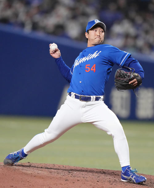侍ジャパン対中日 試合後に行われたタイブレーク練習で登板する藤嶋(撮影・狩俣裕三)