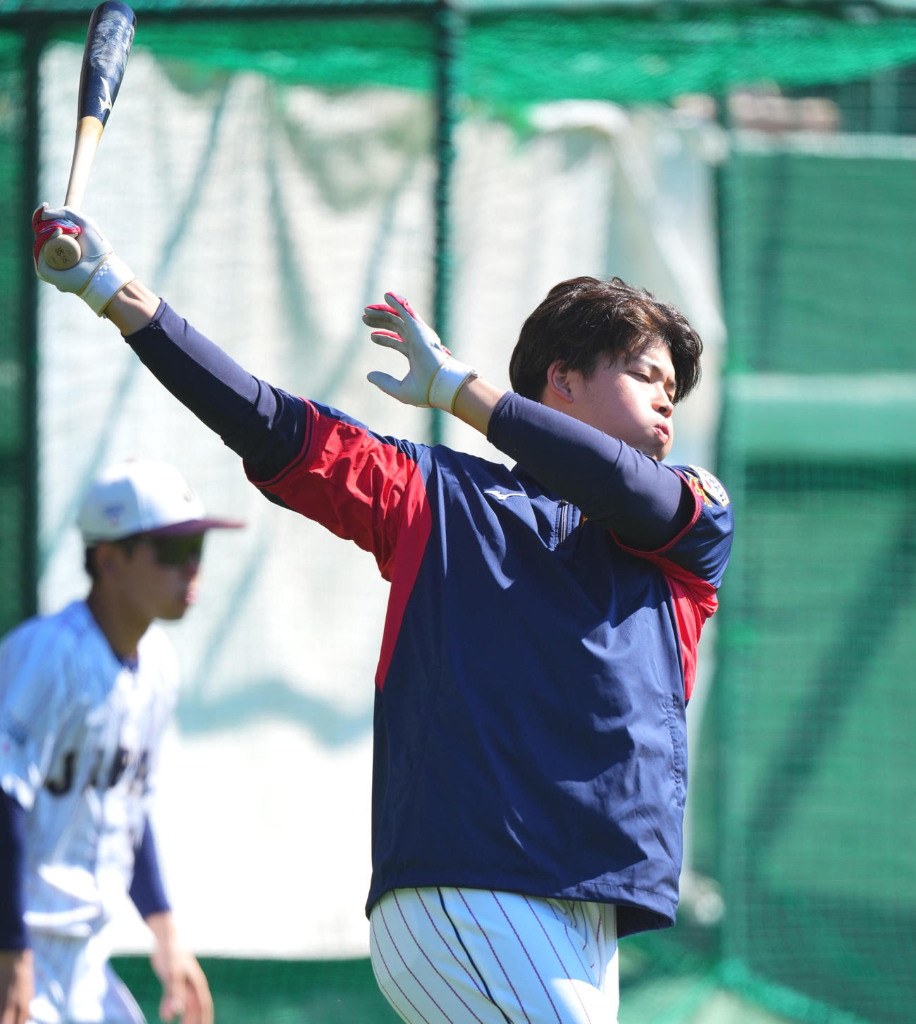 鋭い表情で素振りする村上（撮影・垰建太）