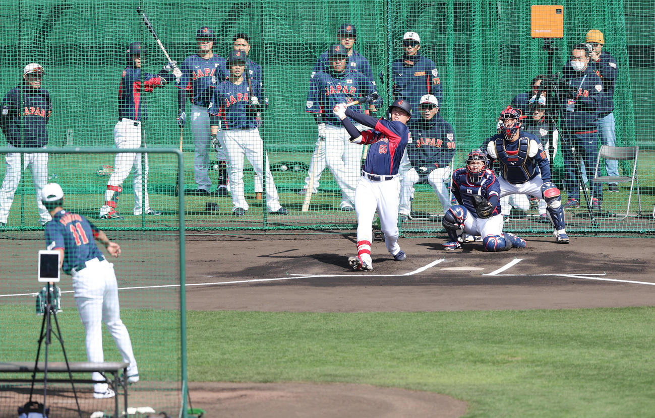 20日、ライブBPでダルビッシュ（手前）と対戦し、中越え本塁打を放つ村上