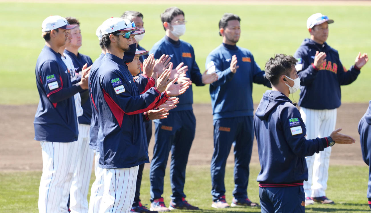 侍ジャパン宮崎キャンプを打ち上げ、手締めするダルビッシュ（手前左）ら。右奥は栗山監督（撮影・菅敏）