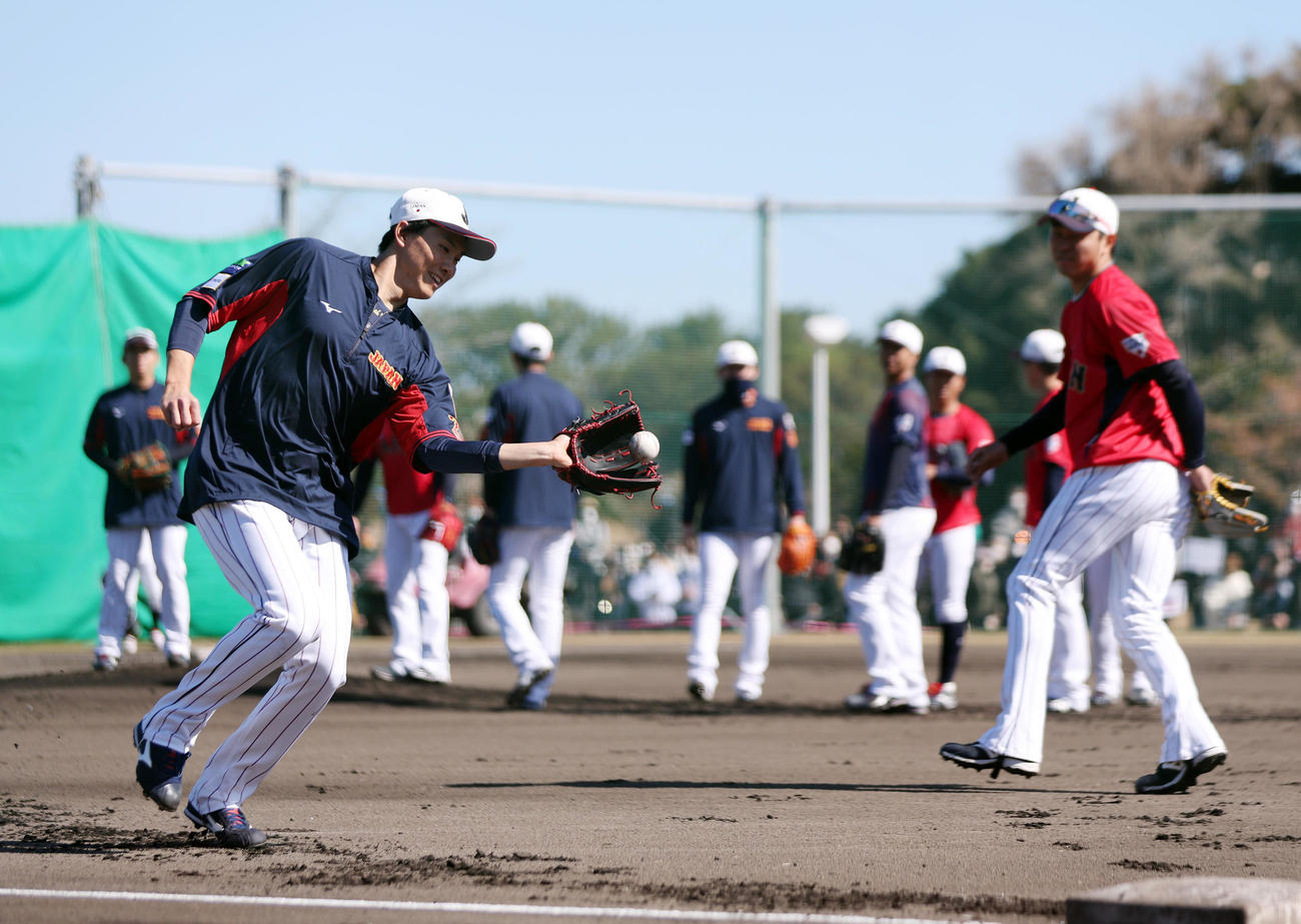 サブグラウンドで投内連係を行う湯浅（左）ら（撮影・前田充）