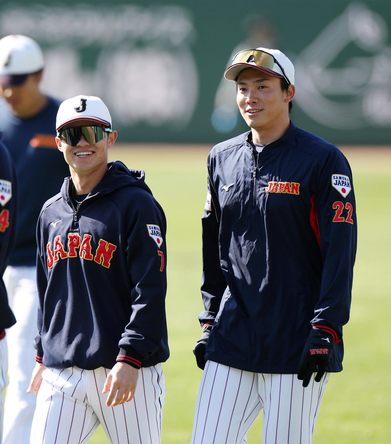 ウオーミングアップで談笑する中野（左）と湯浅（撮影・前田充）