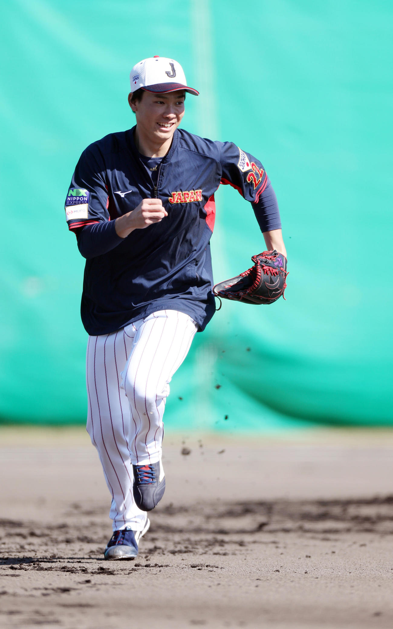 投内連係でダッシュする湯浅（撮影・前田充）