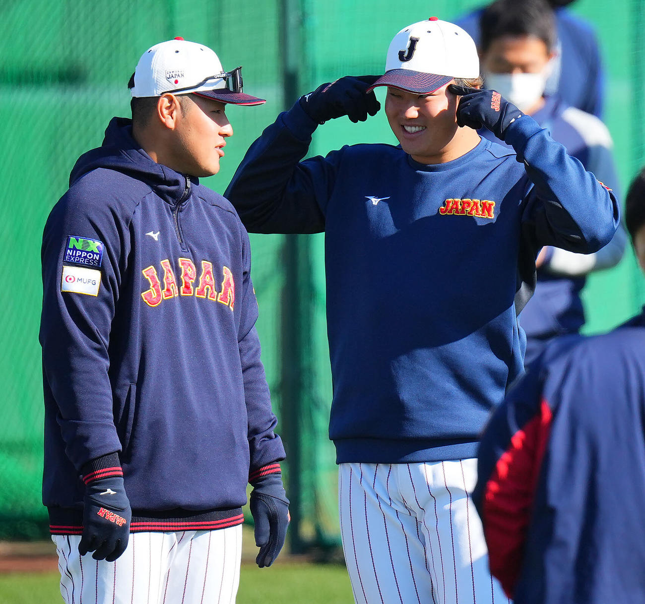 ウオーミングアップ中、岡本（左）と談笑する村上（撮影・垰建太）