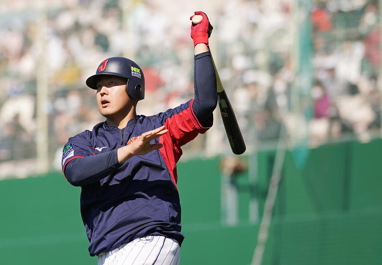 ロングティーを行う岡本（撮影・垰建太）