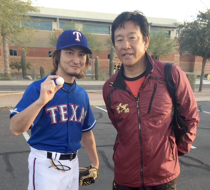 16年2月、日本ハムの米アリゾナキャンプで栗山監督（右）と記念撮影するミニビッシュ（本人提供）