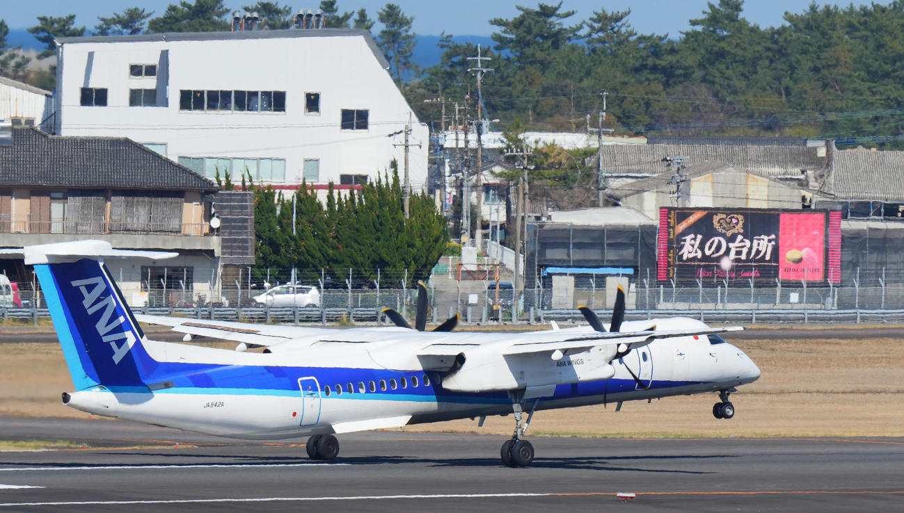 宮崎空港から離陸する侍ジャパンを乗せた飛行機（撮影・垰建太）