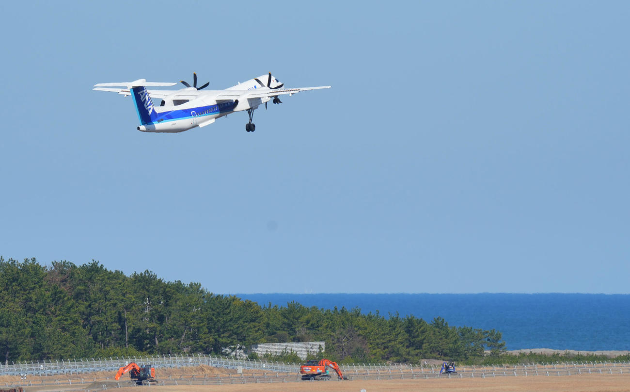 宮崎空港から離陸する侍ジャパンを乗せた飛行機（撮影・垰建太）