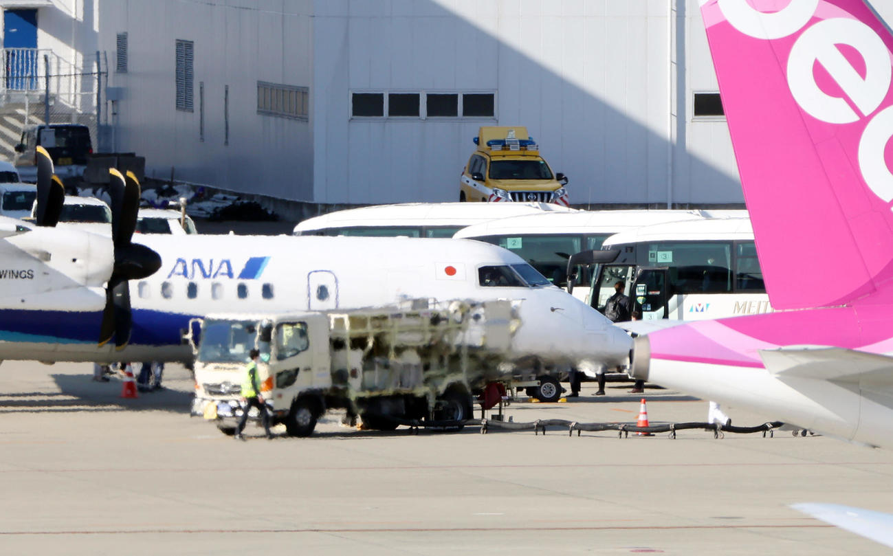 侍ジャパンの選手たちを乗せた飛行機が中部国際空港に到着し、バス3台が横付けされた（撮影・前田充）